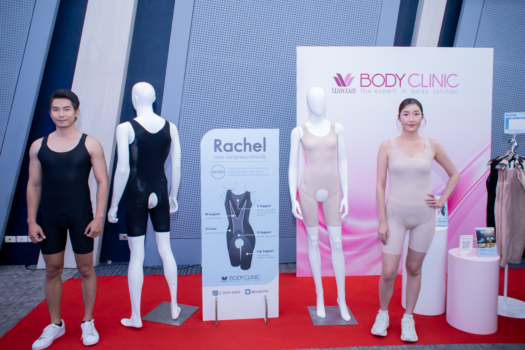 ภาพ นายแบบ นางแบบ ใส่ชุด เรเชล หน้า Backdrop Wacoal ธีมขาวชมพู