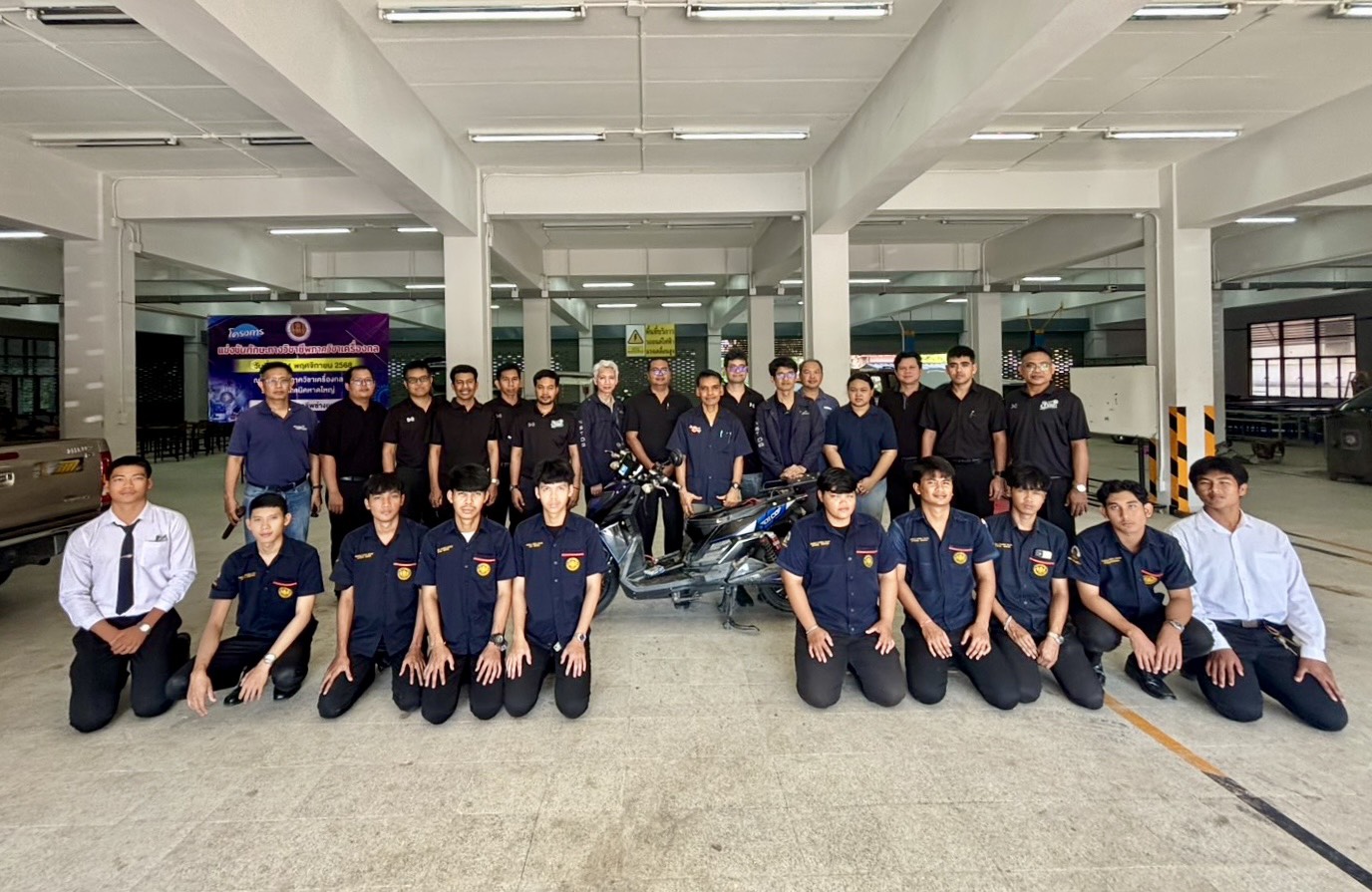 ภาพหมู่ทีมนักวิจัย สวทช. ลงพื้นที่ให้ความรู้การตรวจประเมินยานยนต์ไฟฟ้า (EV) รถไฮบริด และรถปลั๊กอินไฮบริด จากสถานการณ์น้ำท่วมพื้นที่ภาคใต้