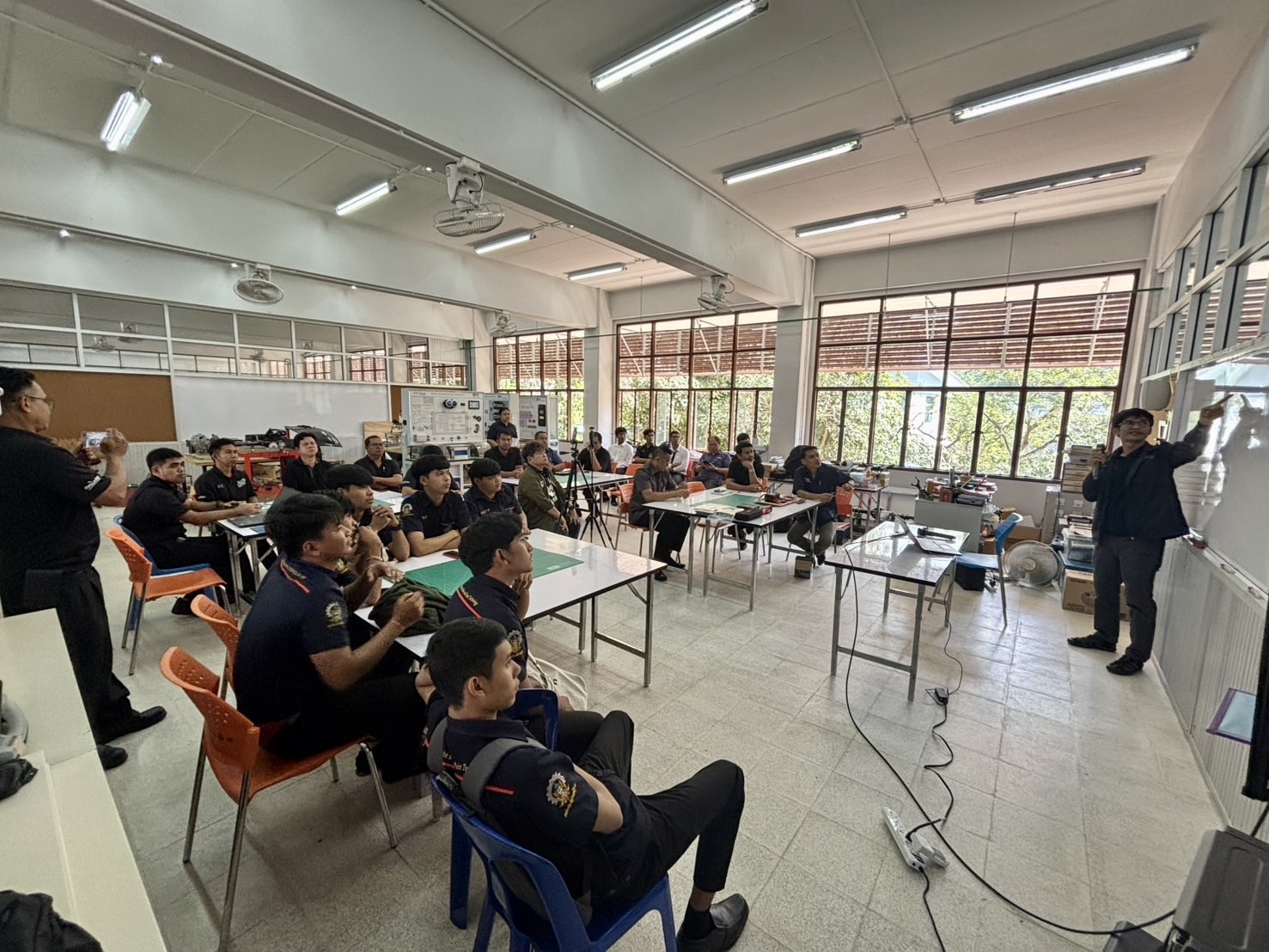 ภาพบรรยากาศทีมนักวิจัย สวทช. ลงพื้นที่ให้ความรู้การตรวจประเมินยานยนต์ไฟฟ้า (EV) รถไฮบริด และรถปลั๊กอินไฮบริด จากสถานการณ์น้ำท่วมพื้นที่ภาคใต้