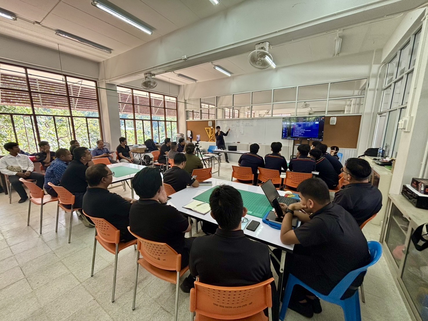 ภาพบรรยากาศทีมนักวิจัย สวทช. ลงพื้นที่ให้ความรู้การตรวจประเมินยานยนต์ไฟฟ้า (EV) รถไฮบริด และรถปลั๊กอินไฮบริด จากสถานการณ์น้ำท่วมพื้นที่ภาคใต้