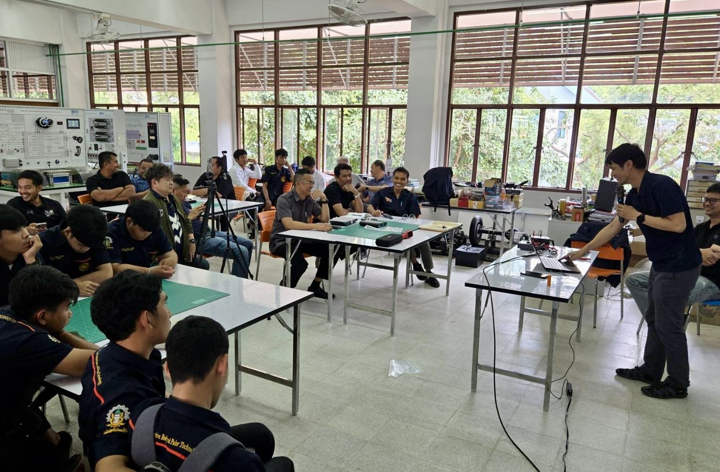 ภาพบรรยากาศทีมนักวิจัย สวทช. ลงพื้นที่ให้ความรู้การตรวจประเมินยานยนต์ไฟฟ้า (EV) รถไฮบริด และรถปลั๊กอินไฮบริด จากสถานการณ์น้ำท่วมพื้นที่ภาคใต้