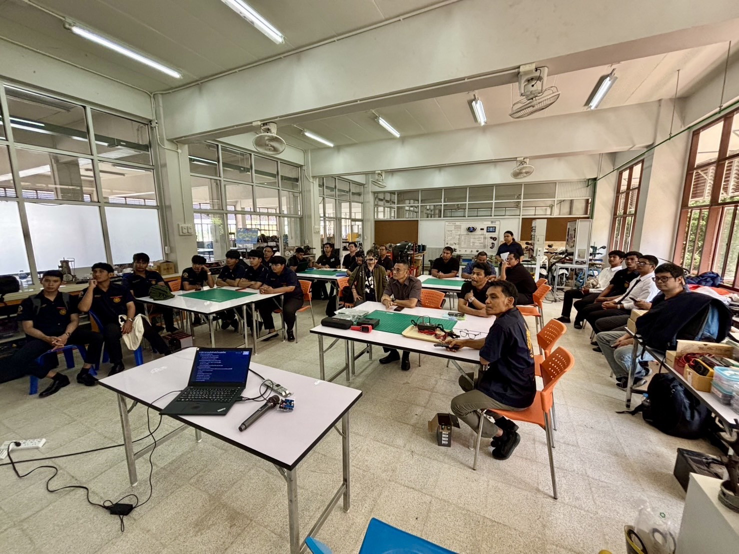 ภาพบรรยากาศทีมนักวิจัย สวทช. ลงพื้นที่ให้ความรู้การตรวจประเมินยานยนต์ไฟฟ้า (EV) รถไฮบริด และรถปลั๊กอินไฮบริด จากสถานการณ์น้ำท่วมพื้นที่ภาคใต้