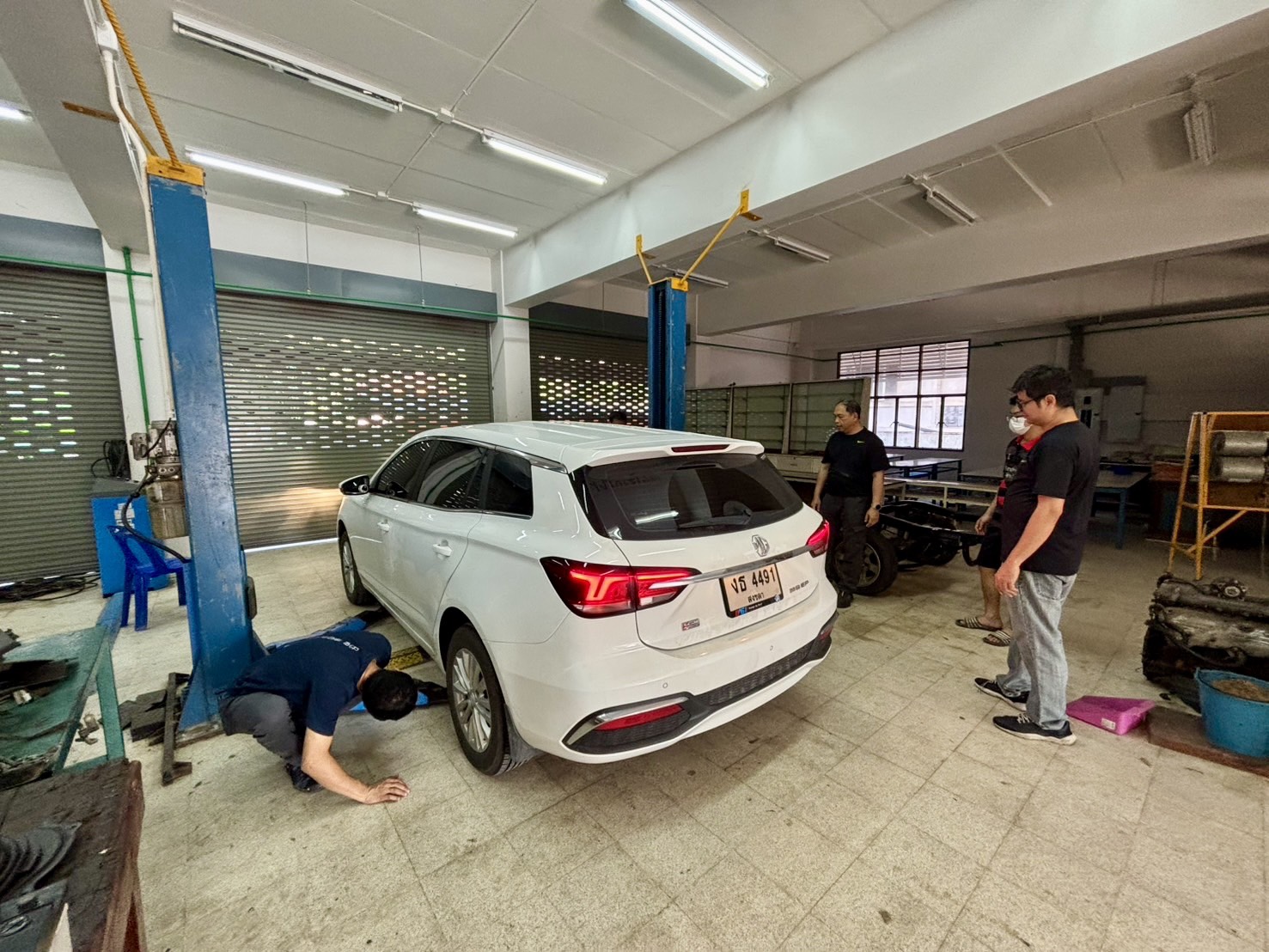 ภาพบรรยากาศทีมนักวิจัย สวทช. ลงพื้นที่ให้ความรู้การตรวจประเมินยานยนต์ไฟฟ้า (EV) รถไฮบริด และรถปลั๊กอินไฮบริด จากสถานการณ์น้ำท่วมพื้นที่ภาคใต้