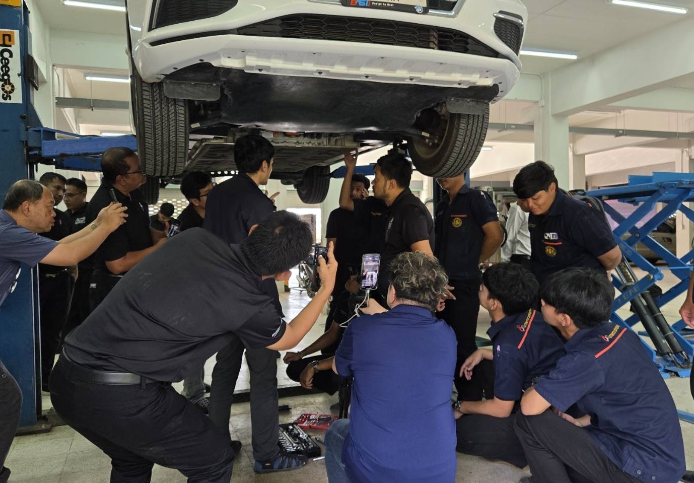 ภาพบรรยากาศทีมนักวิจัย สวทช. ลงพื้นที่ให้ความรู้การตรวจประเมินยานยนต์ไฟฟ้า (EV) รถไฮบริด และรถปลั๊กอินไฮบริด จากสถานการณ์น้ำท่วมพื้นที่ภาคใต้