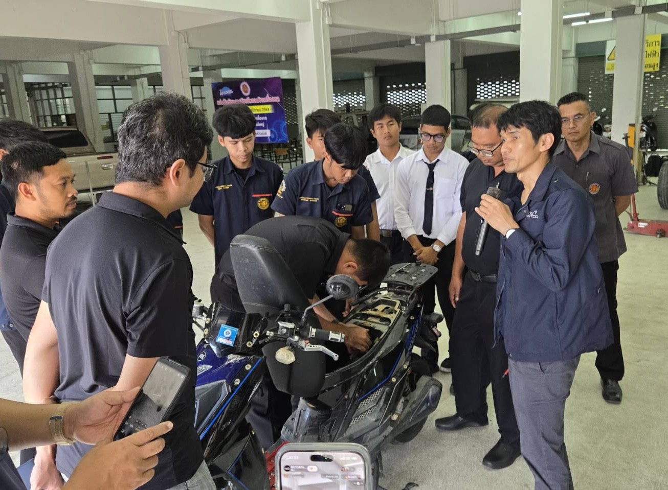 ภาพบรรยากาศทีมนักวิจัย สวทช. ลงพื้นที่ให้ความรู้การตรวจประเมินยานยนต์ไฟฟ้า (EV) รถไฮบริด และรถปลั๊กอินไฮบริด จากสถานการณ์น้ำท่วมพื้นที่ภาคใต้