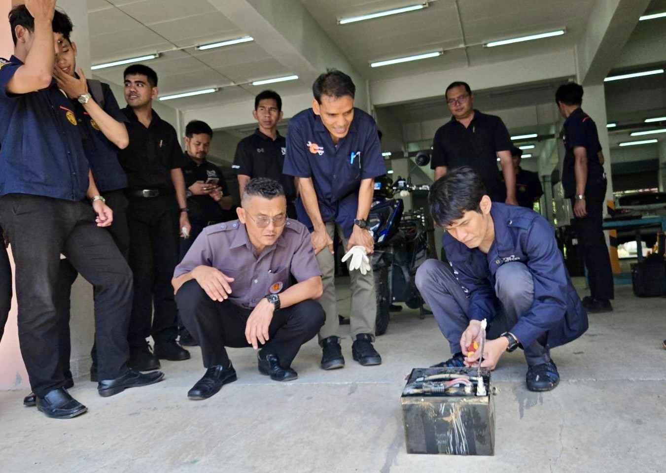 ภาพบรรยากาศทีมนักวิจัย สวทช. ลงพื้นที่ให้ความรู้การตรวจประเมินยานยนต์ไฟฟ้า (EV) รถไฮบริด และรถปลั๊กอินไฮบริด จากสถานการณ์น้ำท่วมพื้นที่ภาคใต้