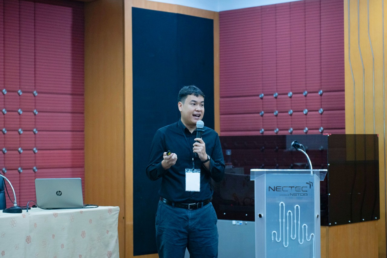 ภาพ: วิทยากรขณะนำเสนอข้อมูลวิชาการเทคโนโลยีเทระเฮิร์ตซ์