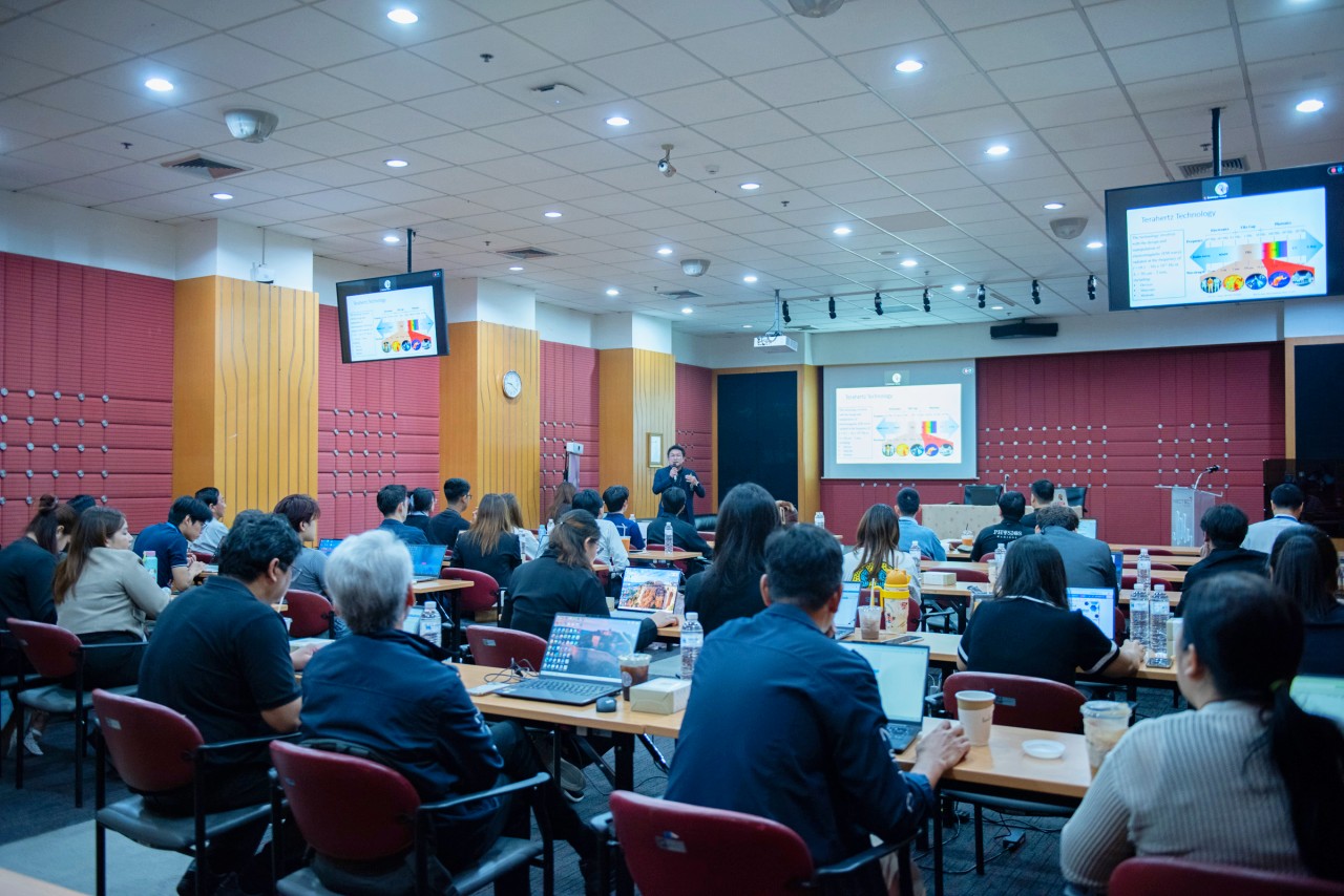 ภาพ: บรรยากาศงานอบรมเชิงปฏิบัติการ Exploring Terahertz Materials ณ ห้องบุษกร อาคารเนคเทค อุทยานวิทยาศาสตร์ประเทศไทย โดยมีนักวิจัยเข้าร่วมฟังบรรยายอย่างหนาแน่น