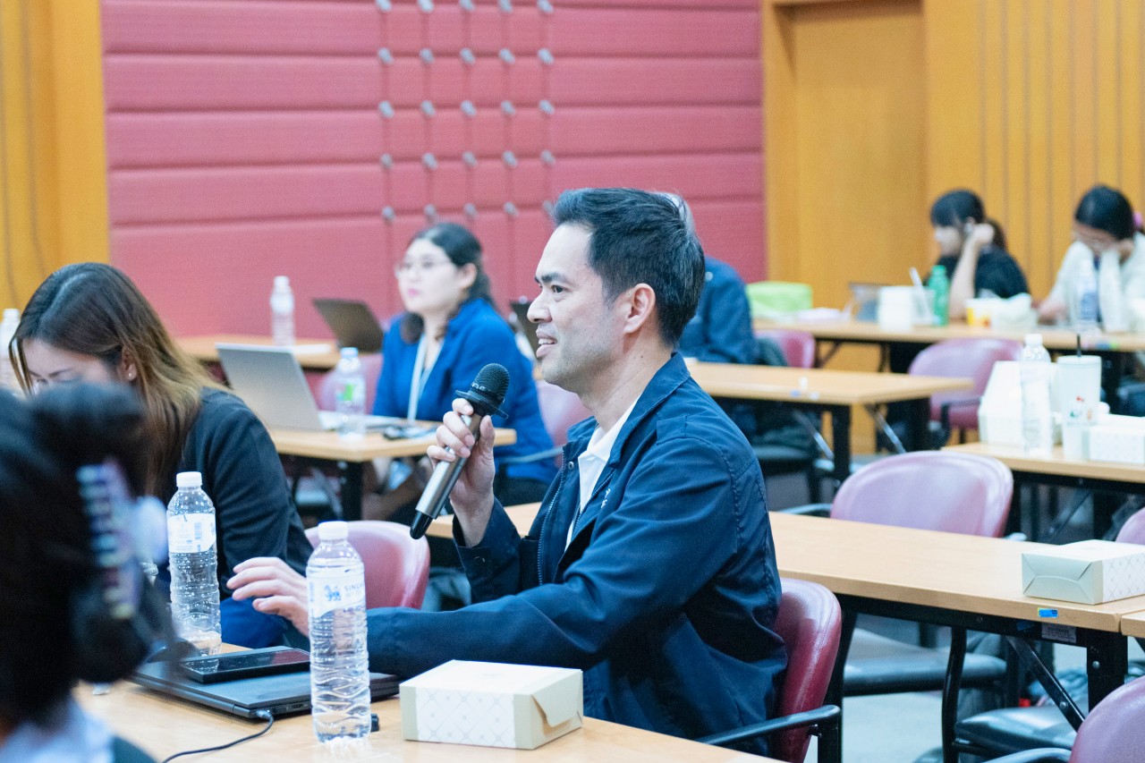 ภาพ: บรรยากาศงานอบรมเชิงปฏิบัติการ Exploring Terahertz Materials ณ ห้องบุษกร อาคารเนคเทค อุทยานวิทยาศาสตร์ประเทศไทย โดยมีนักวิจัยเข้าร่วมฟังบรรยายอย่างหนาแน่น