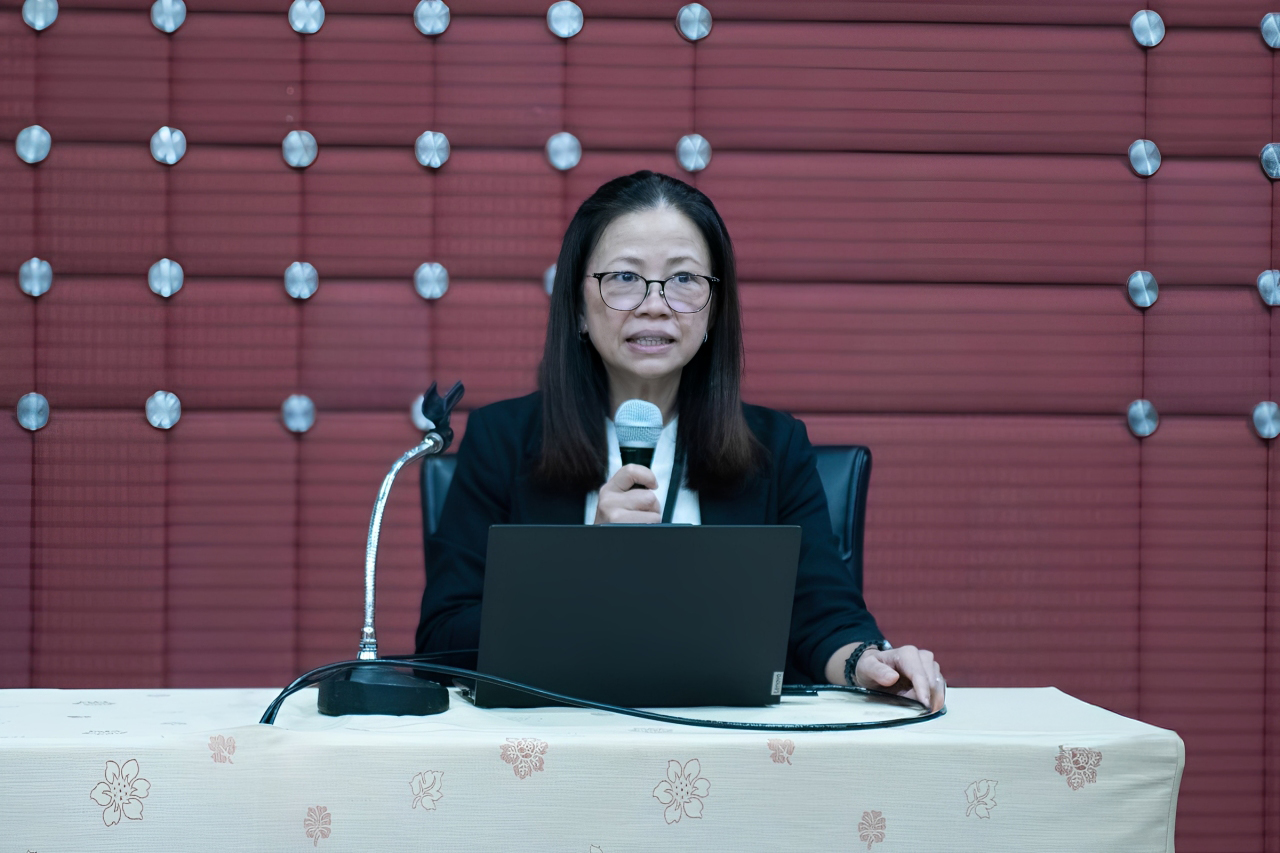 ภาพ: รศ. ดร.ดวงมณี ว่องรัตนะไพศาล ผู้อำนวยการศูนย์ความเป็นเลิศด้านฟิสิกส์ ขณะกล่าวเปิดงานและบรรยายในงานอบรมเชิงปฏิบัติการด้านวัสดุและอุปกรณ์เทระเฮิร์ตซ์