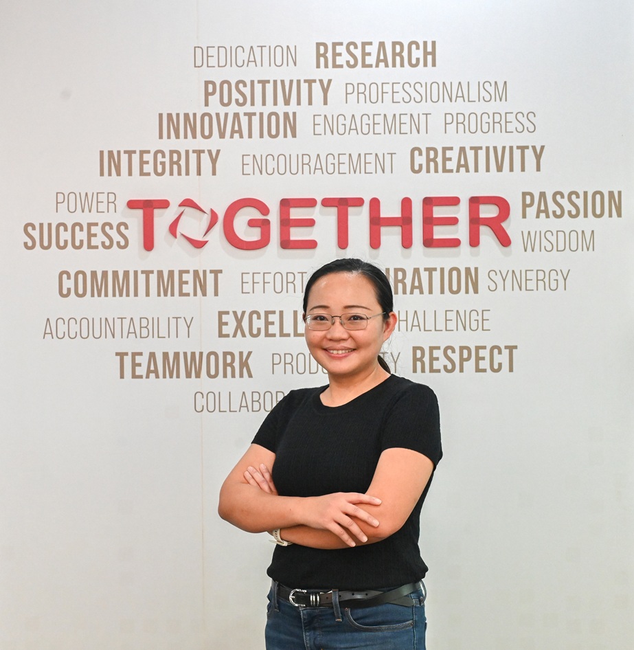 ภาพ นางสาวน้ำฝน เข็มทองเจริญ นักวิจัย ทีมวิจัยเทคโนโลยีโฟโทนิกส์ เนคเทค สวทช.