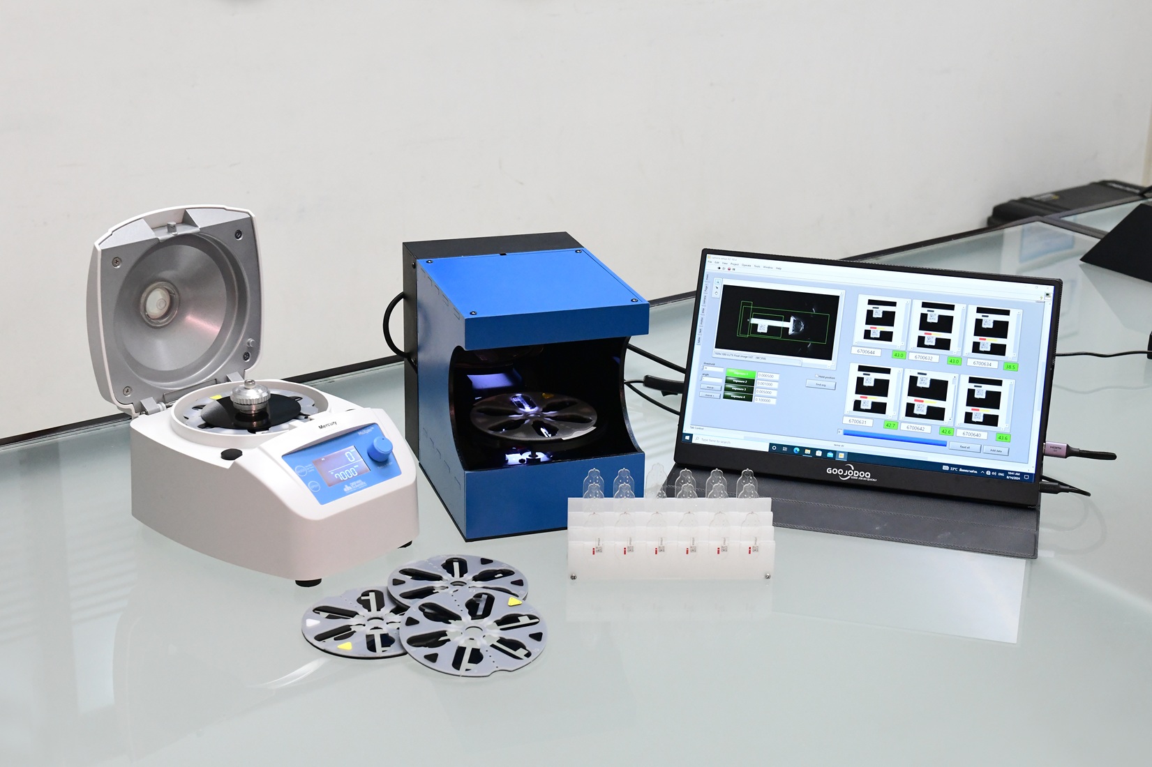 ภาพอุปกรณ์ต่าง ๆ ของระบบคัดกรองภาวะโลหิตจางอัตโนมัติแบบใช้เลือดน้อย (อุปกรณ์ต้นแบบระดับห้องปฏิบัติการ)