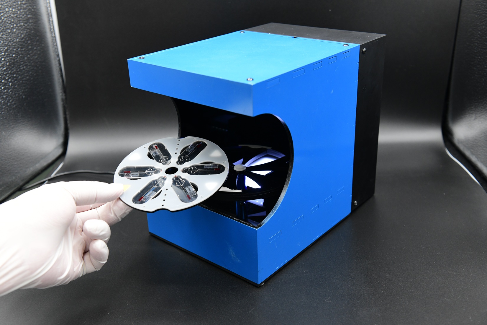 ภาพเครื่องวัดค่าความเข้มข้นของเลือดหรือฮีมาโตคริต วัดผลได้หลายตัวอย่างพร้อมกัน บันทึกและเก็บข้อมูลในรูปแบบดิจิทัล