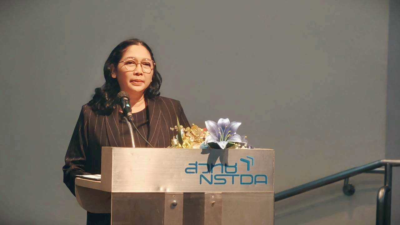 ภาพ: นางสาวพัชร์ลิตา ฉัตรวริศพงศ์ ผู้ช่วยผู้อำนวยการ สวทช. กล่าวเปิดงานอบรมเชิงปฏิบัติการพัฒนาทักษะโค้ดดิ้งสำหรับครูผู้สอนนักเรียนที่มีความต้องการพิเศษ