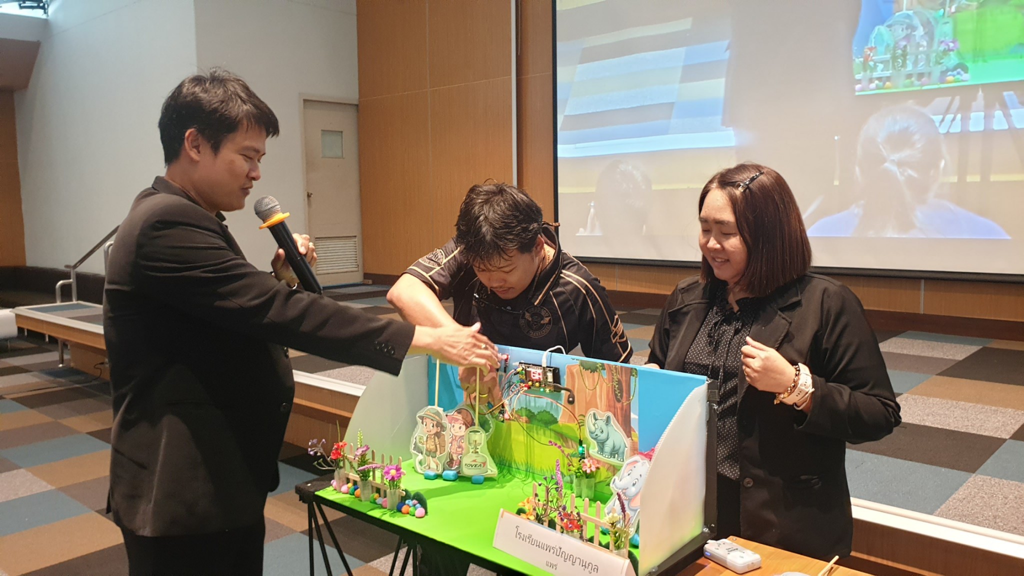 ภาพ: ครูผู้เข้าอบรมนำเสนอโครงงานสื่อการสอนโค้ดดิ้งที่ประยุกต์ใช้บอร์ด KidBright ร่วมกับแบบจำลองสถานการณ์จำลอง