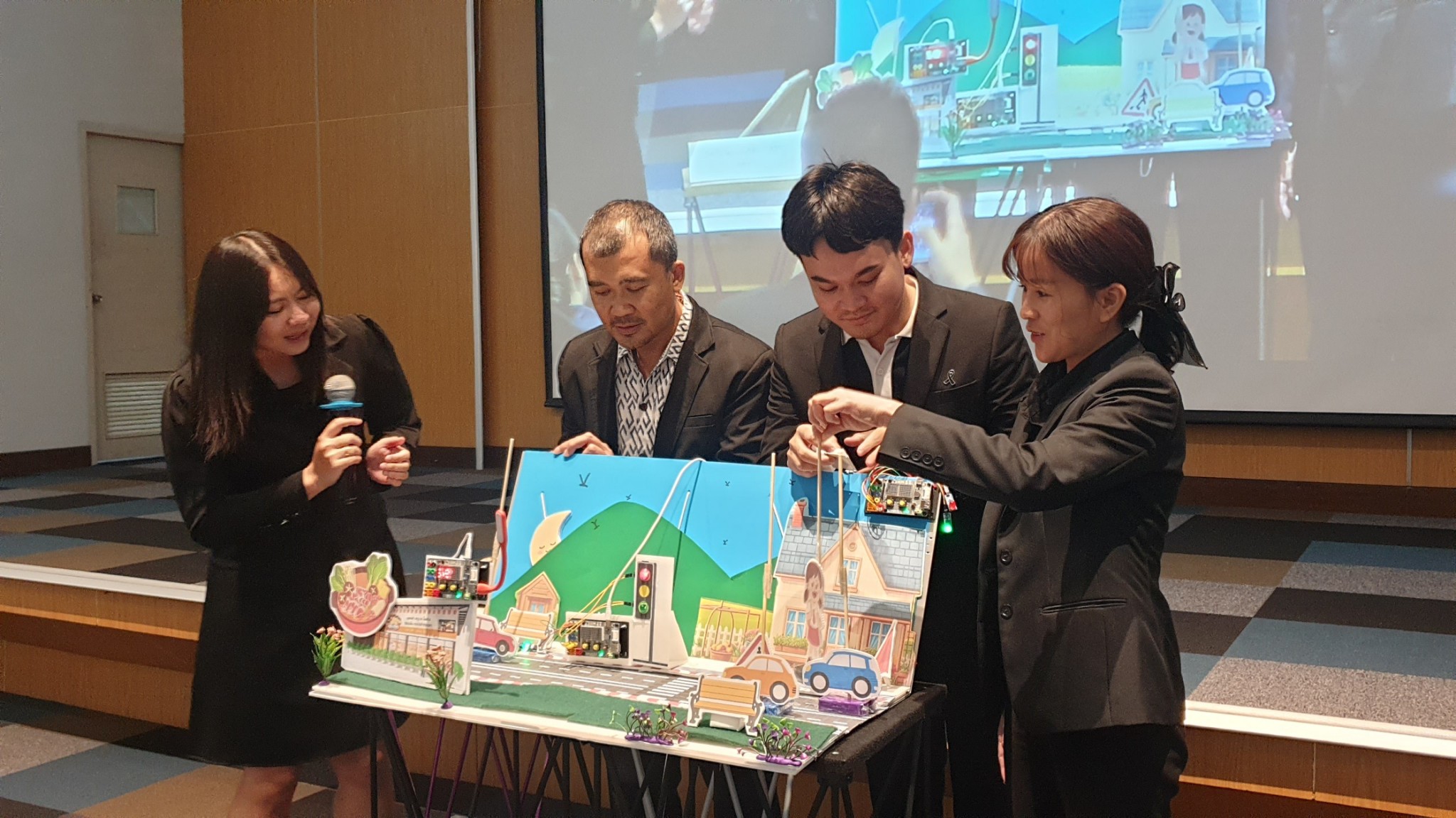 ภาพ: การสาธิตชุดสื่อการสอนโค้ดดิ้งที่ใช้บอร์ดสมองกลฝังตัว KidBright ควบคุมระบบไฟจราจรและสื่อการเรียนรู้สำหรับเด็กพิเศษ