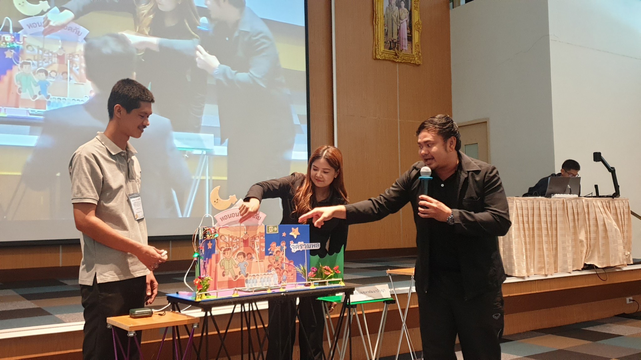 ภาพ: คณะครูนำเสนอผลงานการออกแบบกิจกรรมการเรียนรู้โค้ดดิ้งที่เหมาะสมกับศักยภาพของนักเรียนที่มีความบกพร่องทางสติปัญญาและออทิสติก