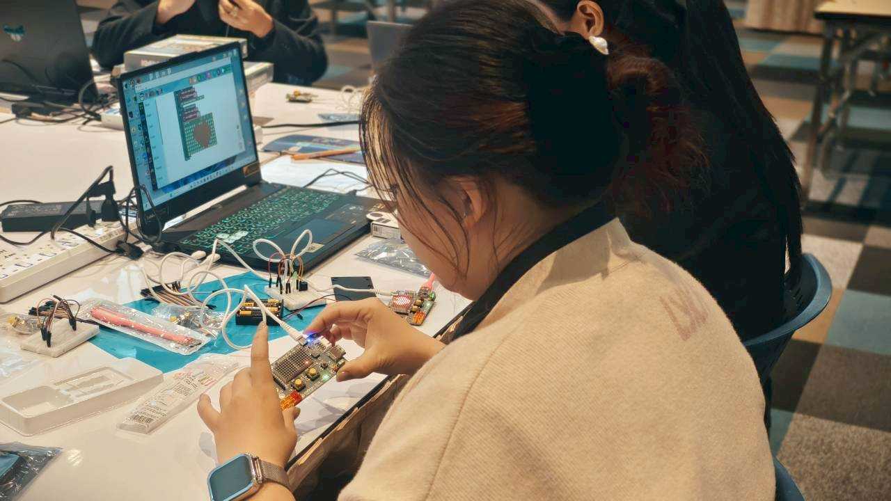 ภาพ: ครูผู้เข้าอบรมลงมือปฏิบัติการเขียนโปรแกรมแบบบล็อก (Block-based Coding) บนแล็ปท็อปเพื่อควบคุมการทำงานของบอร์ด KidBright