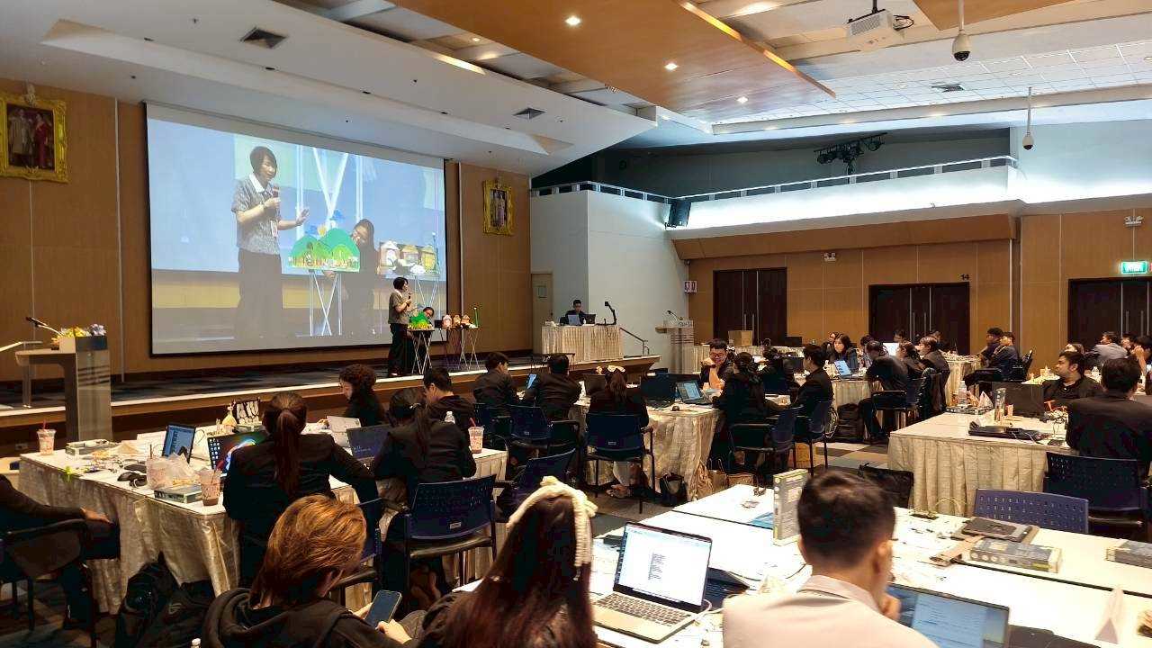 ภาพ: บรรยากาศการอบรมเชิงปฏิบัติการด้านโค้ดดิ้งสำหรับครูการศึกษาพิเศษ ณ ห้องประชุมออดิทอเรียม บ้านวิทยาศาสตร์สิรินธร