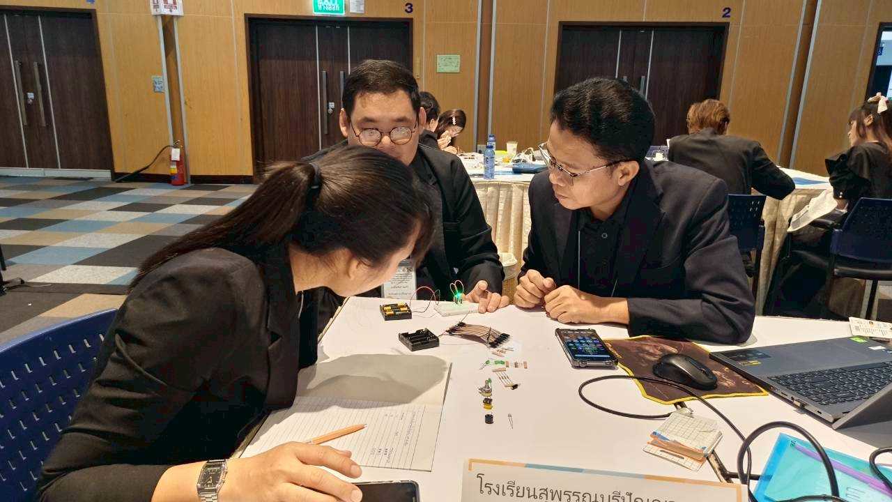ภาพ: ครูผู้เข้าอบรมแลกเปลี่ยนเรียนรู้และฝึกปฏิบัติการต่อวงจรอิเล็กทรอนิกส์เพื่อใช้ในกิจกรรมการสอนโค้ดดิ้ง