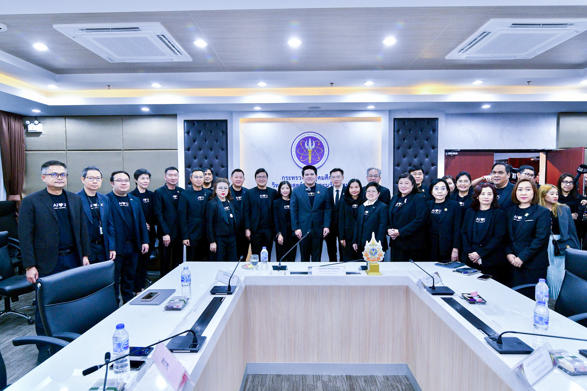 ภาพ: คณะผู้บริหารกระทรวง อว. และหน่วยงานในสังกัด ร่วมถ่ายภาพหมู่ในการแถลงข่าวความสำเร็จ Quick Win 60 วัน