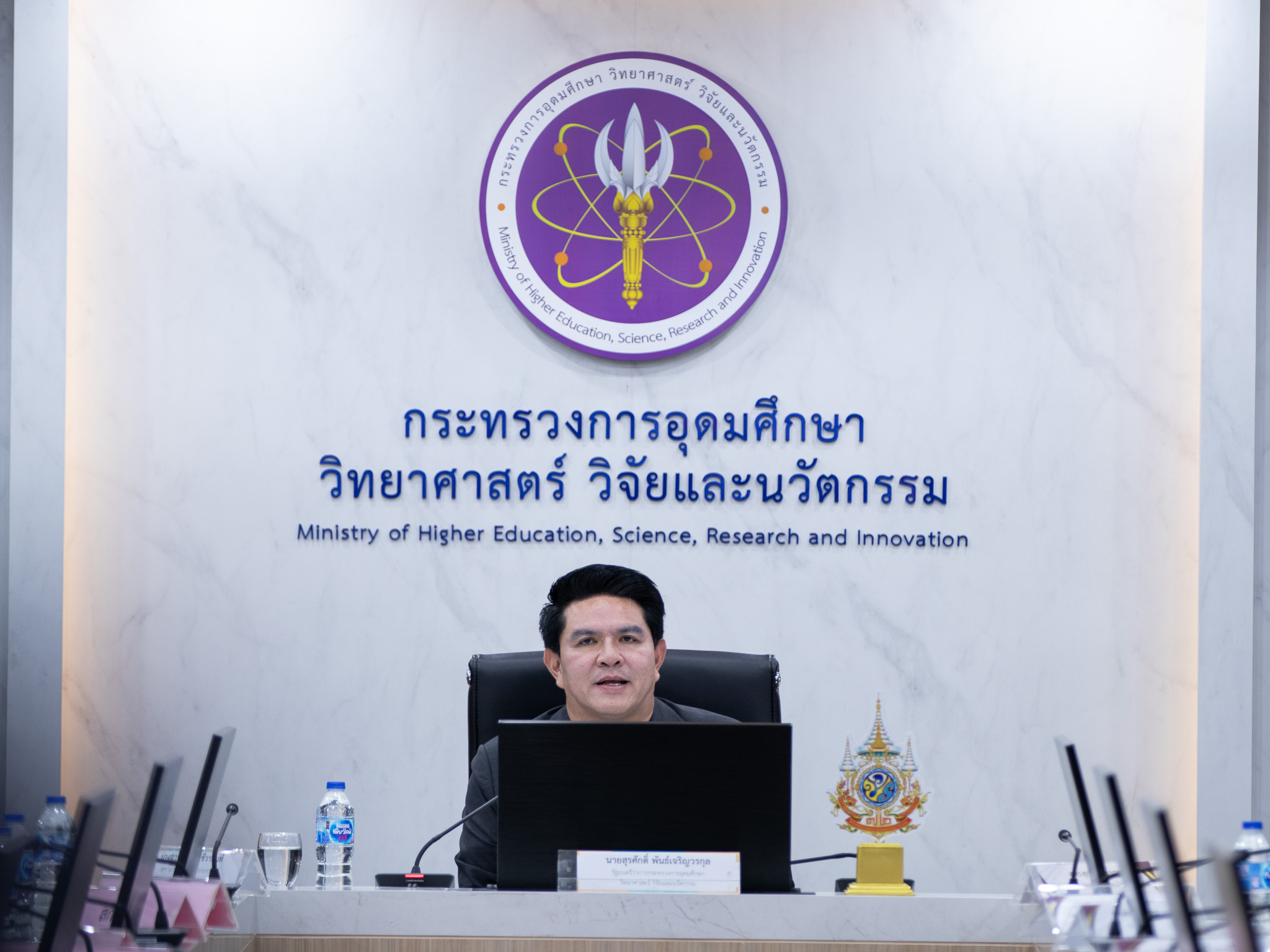 ภาพ: นายสุรศักดิ์ พันธ์เจริญวรกุล รัฐมนตรีว่าการกระทรวง อว. แถลงผลงาน Quick Win 60 วันแห่งความสำเร็จ ณ ห้องประชุมสำนักงานปลัดกระทรวง อว.