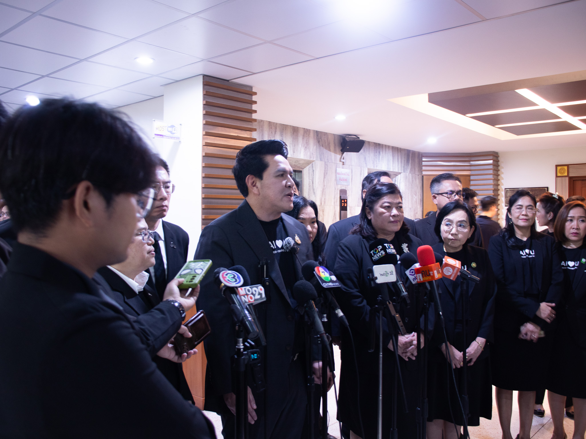 ภาพ: นายสุรศักดิ์ พันธ์เจริญวรกุล รมว.อว. ให้สัมภาษณ์สื่อมวลชนถึงความสำเร็จของโครงการโดรนคนละครึ่งพลัสและแผนงานด้าน AI