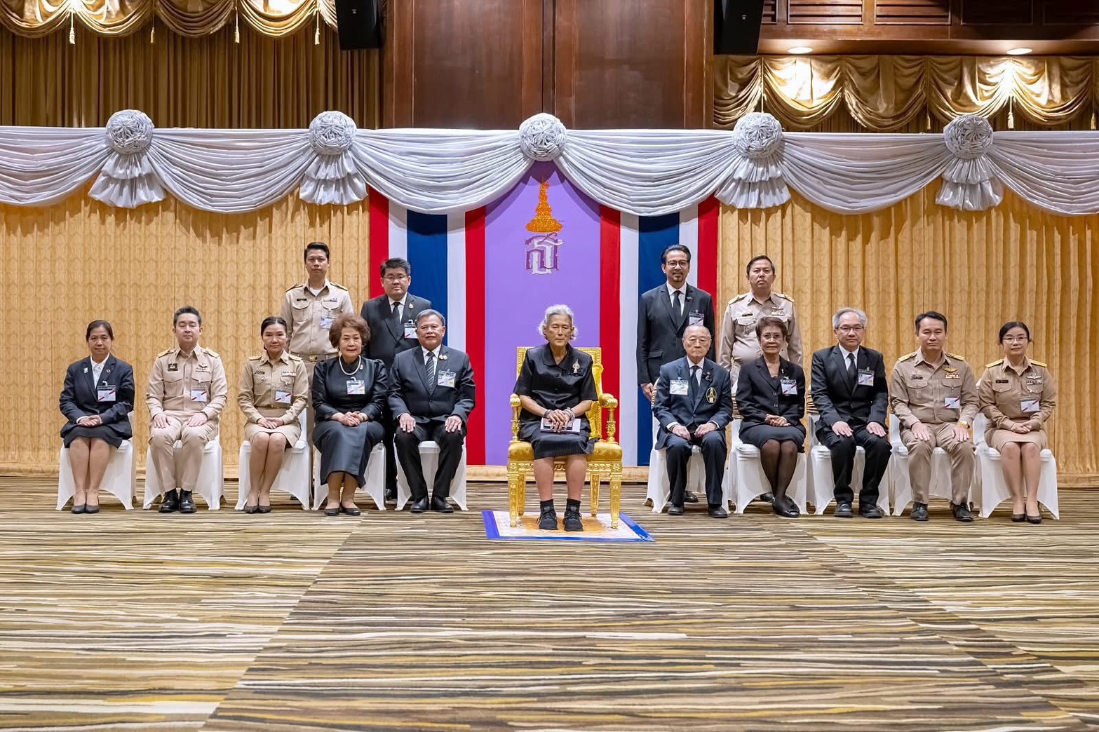 ภาพ: สมเด็จพระกนิษฐาธิราชเจ้าฯ ประทับถ่ายภาพร่วมกับคณะผู้บริหารและผู้แทนหน่วยงานในพิธีเปิดการประชุมวิชาการข้าวแห่งชาติ ครั้งที่ 6