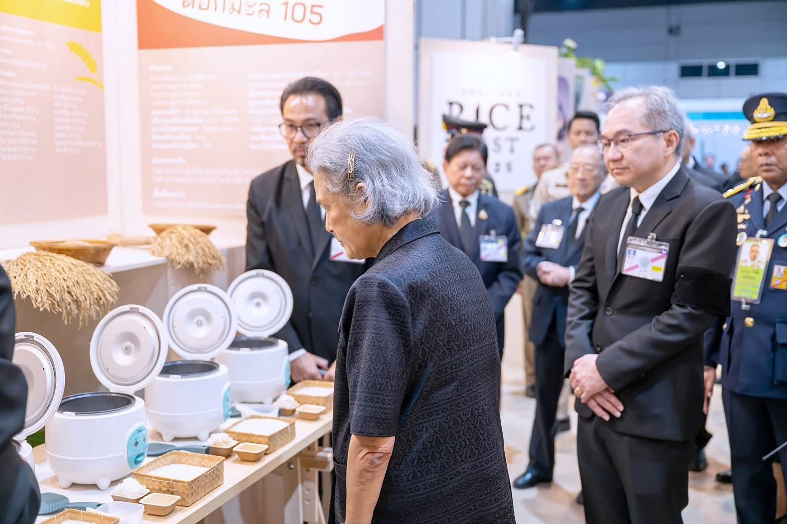 ภาพ: สมเด็จพระกนิษฐาธิราชเจ้าฯ เสด็จทอดพระเนตรนิทรรศการนวัตกรรมข้าว โดยมีคณะผู้บริหาร สวทช. ถวายรายงานภายในงาน Thailand Rice Fest 2025