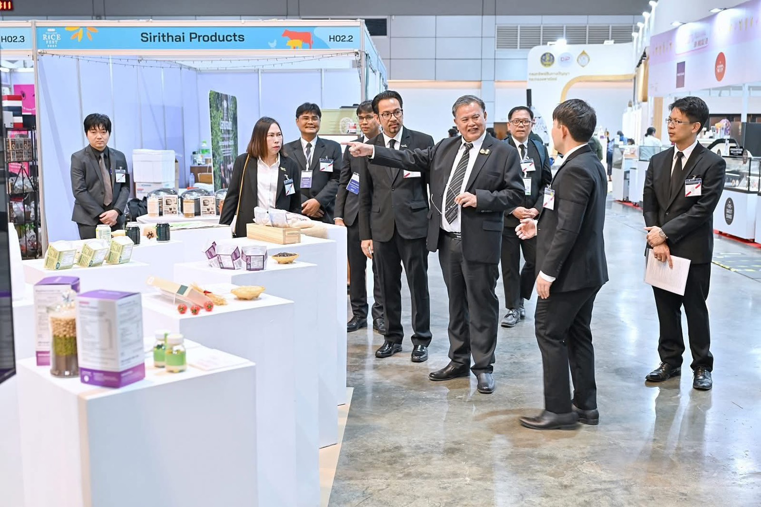 ภาพ: คณะผู้บริหาร สวทช. เยี่ยมชมบูธจัดแสดงผลิตภัณฑ์และนวัตกรรมด้านข้าวในงาน Thailand Rice Fest 2025