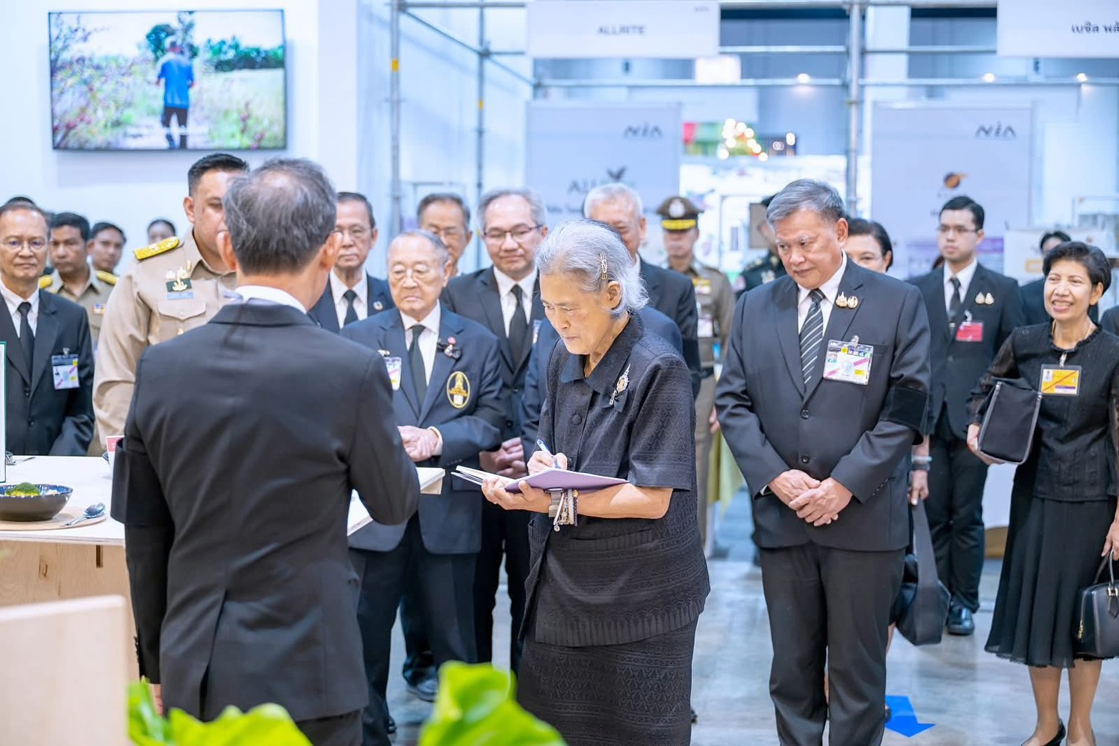 ภาพ: สมเด็จพระกนิษฐาธิราชเจ้าฯ เสด็จทอดพระเนตรนิทรรศการนวัตกรรมข้าว โดยมีคณะผู้บริหาร สวทช. ถวายรายงานภายในงาน Thailand Rice Fest 2025