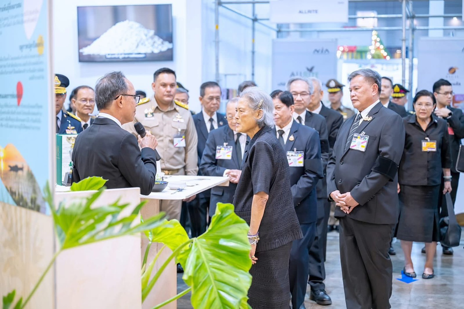 ภาพ: สมเด็จพระกนิษฐาธิราชเจ้าฯ เสด็จทอดพระเนตรนิทรรศการนวัตกรรมข้าว โดยมีคณะผู้บริหาร สวทช. ถวายรายงานภายในงาน Thailand Rice Fest 2025