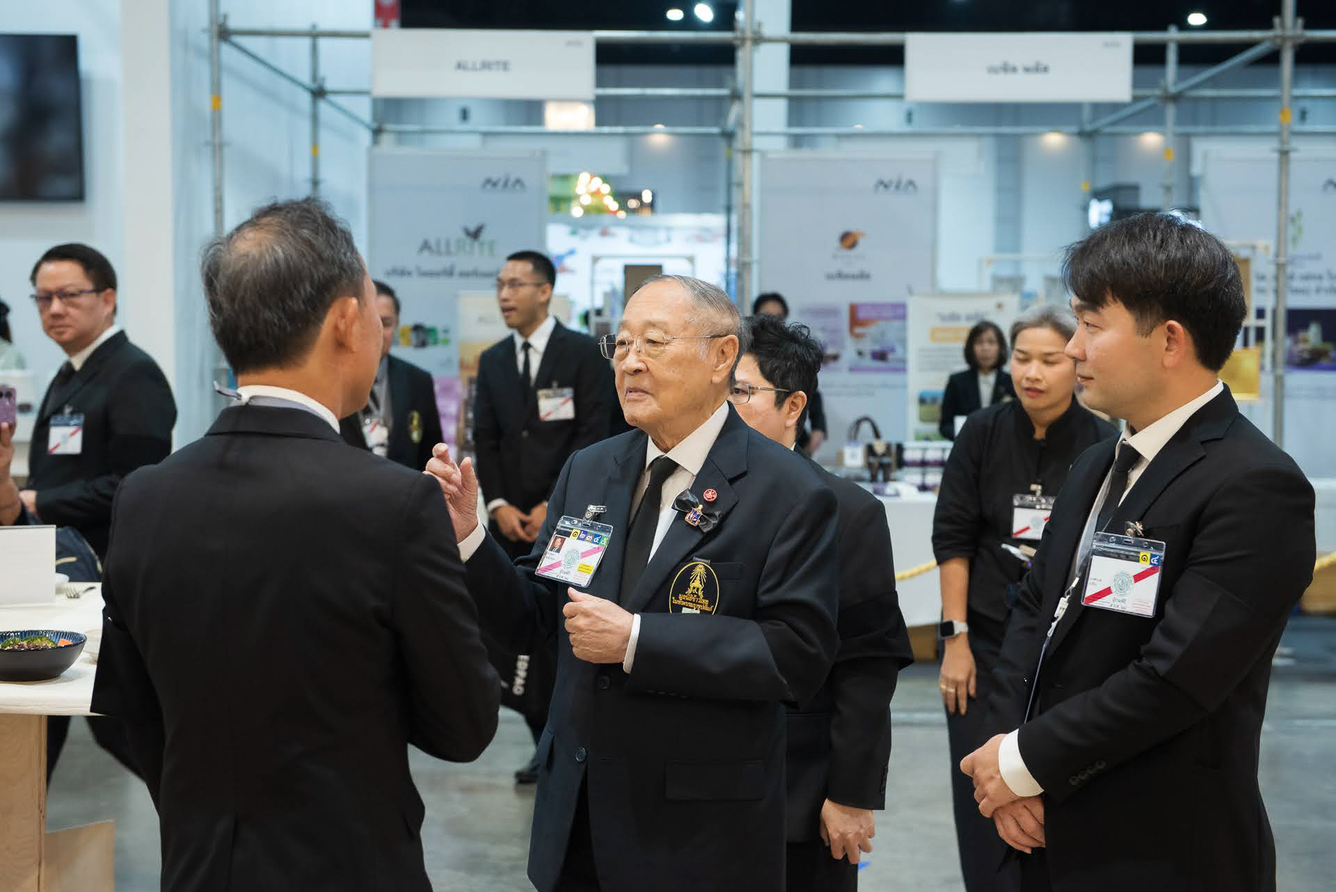 ภาพ: คณะผู้บริหารร่วมพูดคุยและแลกเปลี่ยนความคิดเห็นเกี่ยวกับพันธุ์ข้าวและเทคโนโลยีการเกษตรในพื้นที่จัดแสดง