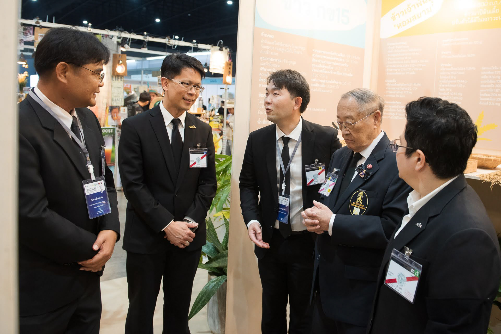 ภาพ: คณะผู้บริหารร่วมพูดคุยและแลกเปลี่ยนความคิดเห็นเกี่ยวกับพันธุ์ข้าวและเทคโนโลยีการเกษตรในพื้นที่จัดแสดง