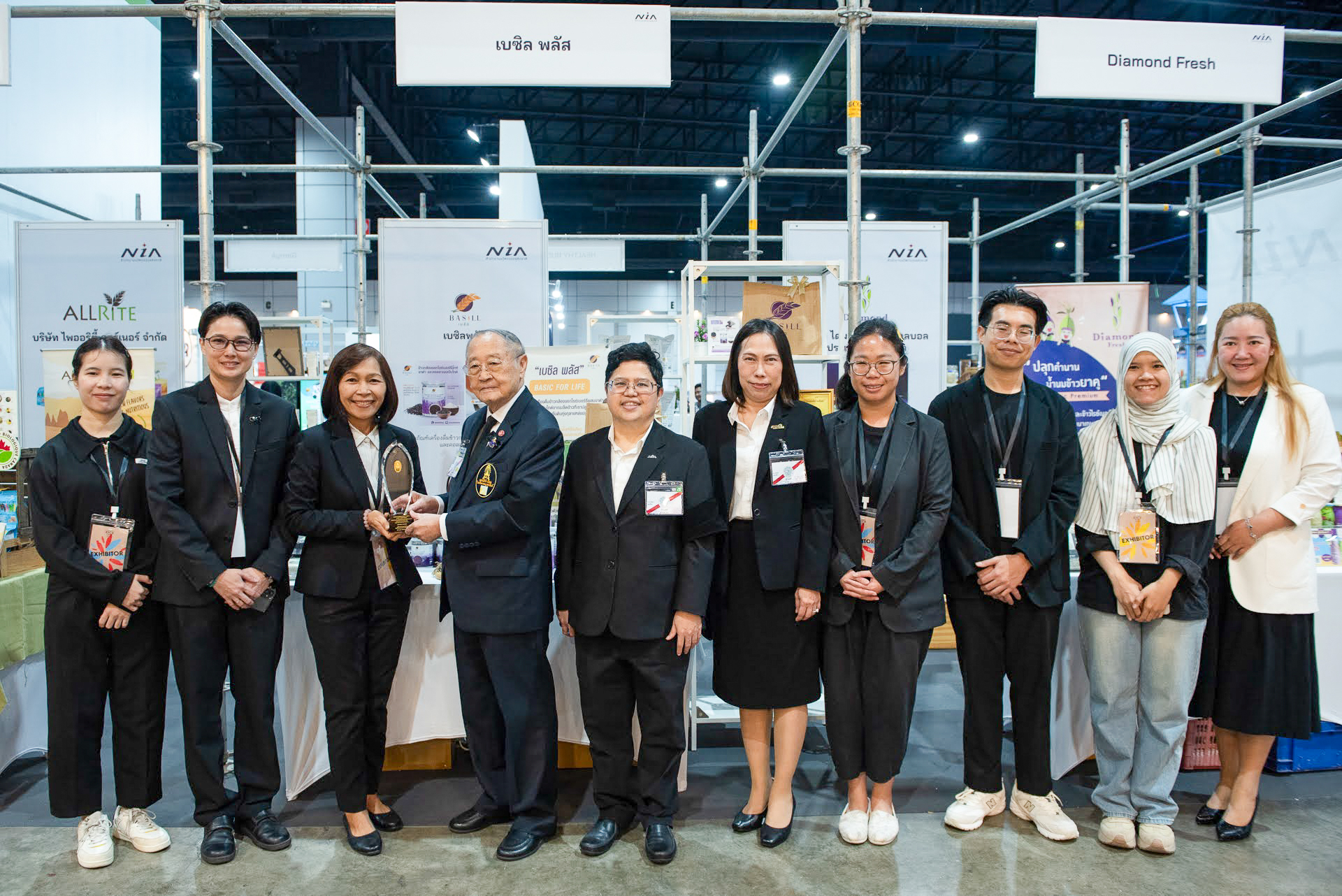 ภาพ: ตัวแทนหน่วยงานด้านนวัตกรรมร่วมถ่ายภาพหมู่ภายในโซนจัดแสดงผลิตภัณฑ์แปรรูปจากข้าวในงาน Thailand Rice Fest 2025