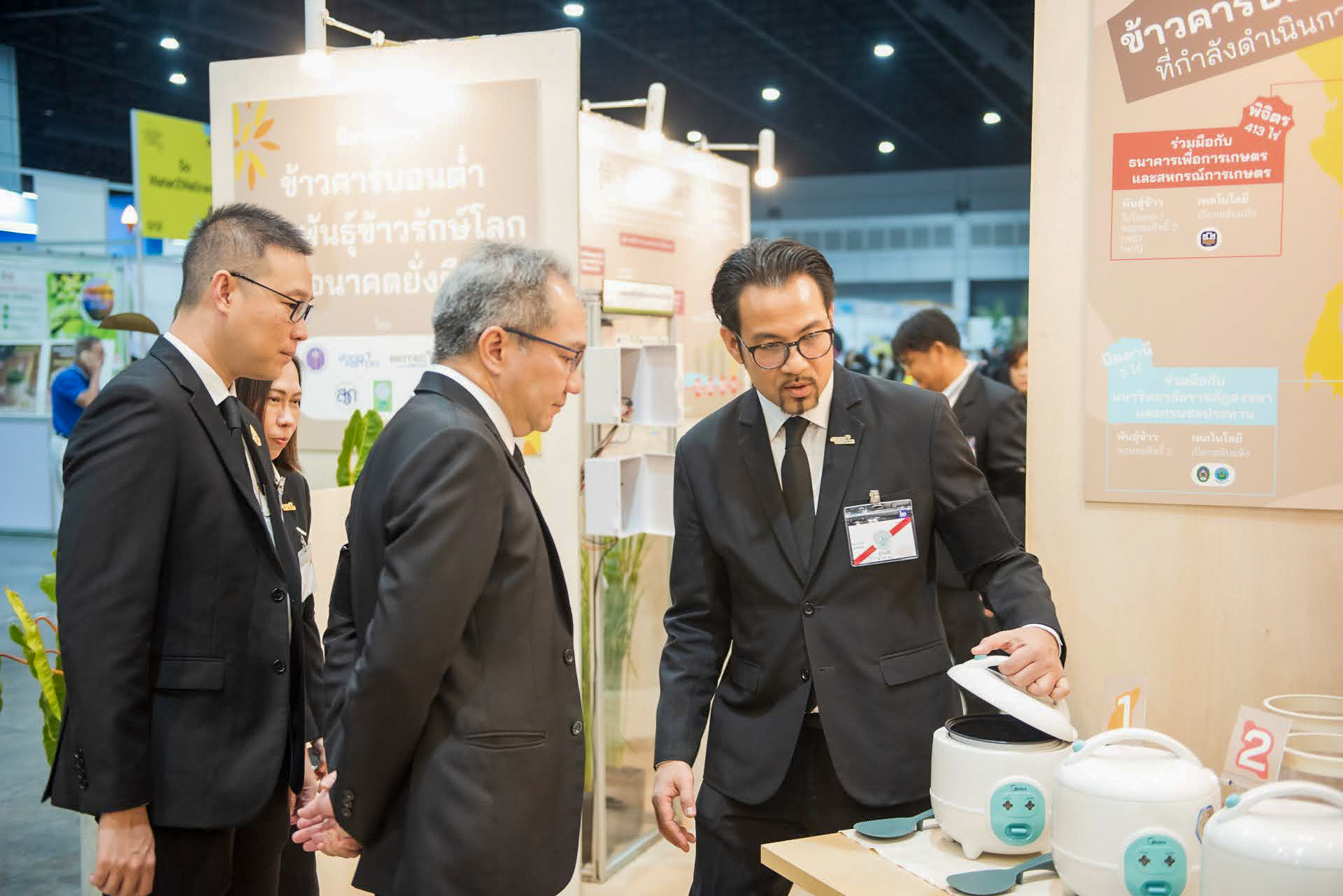 ภาพ: คณะผู้บริหารร่วมพูดคุยและแลกเปลี่ยนความคิดเห็นเกี่ยวกับพันธุ์ข้าวและเทคโนโลยีการเกษตรในพื้นที่จัดแสดง
