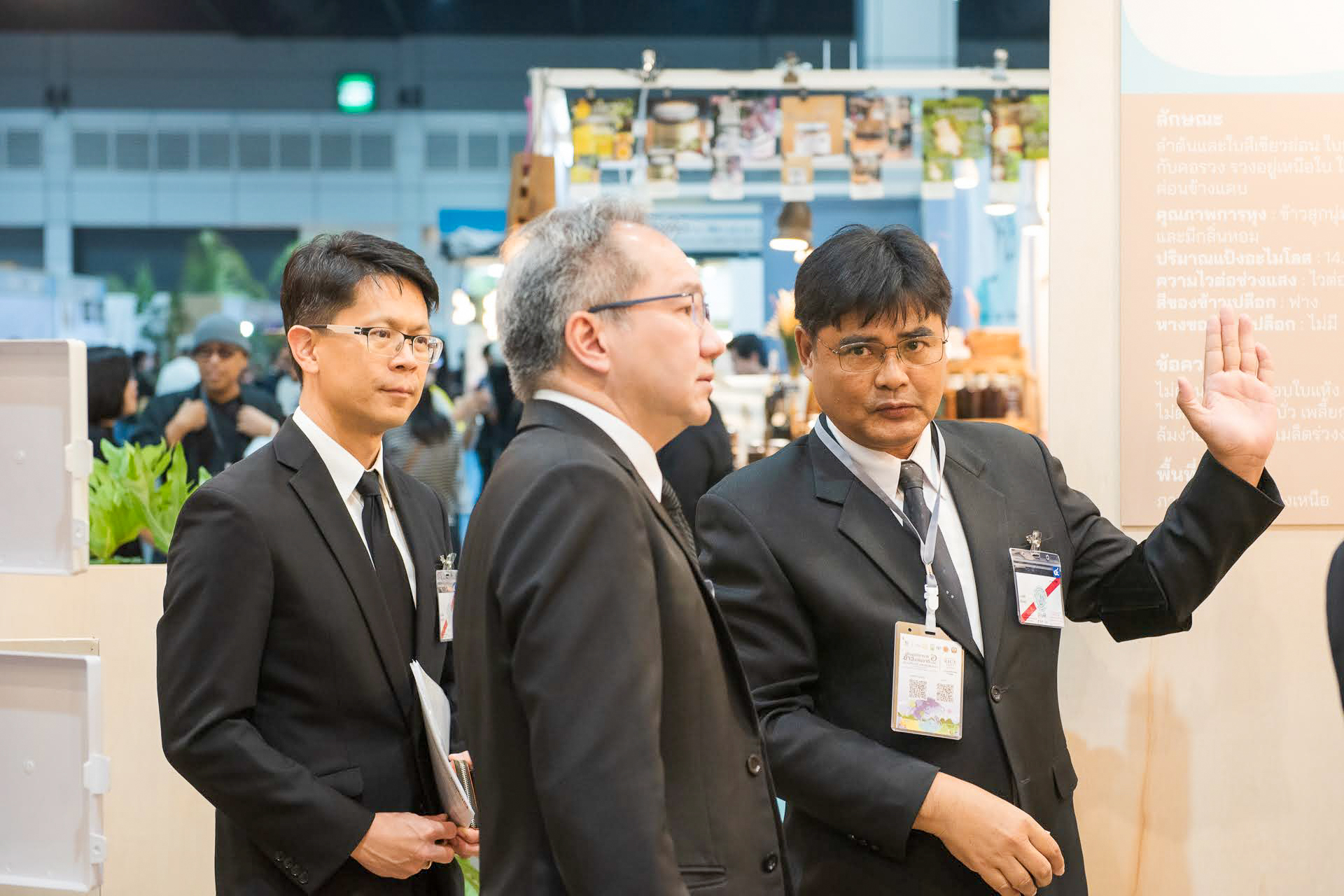 ภาพ: ศาสตราจารย์ ดร.ชูกิจ ลิมปิจำนงค์ รับฟังการอธิบายนิทรรศการด้านนวัตกรรมข้าวจาก ดร.มีชัย เซี่ยงหลิว ภายในงานประชุมวิชาการข้าวแห่งชาติ