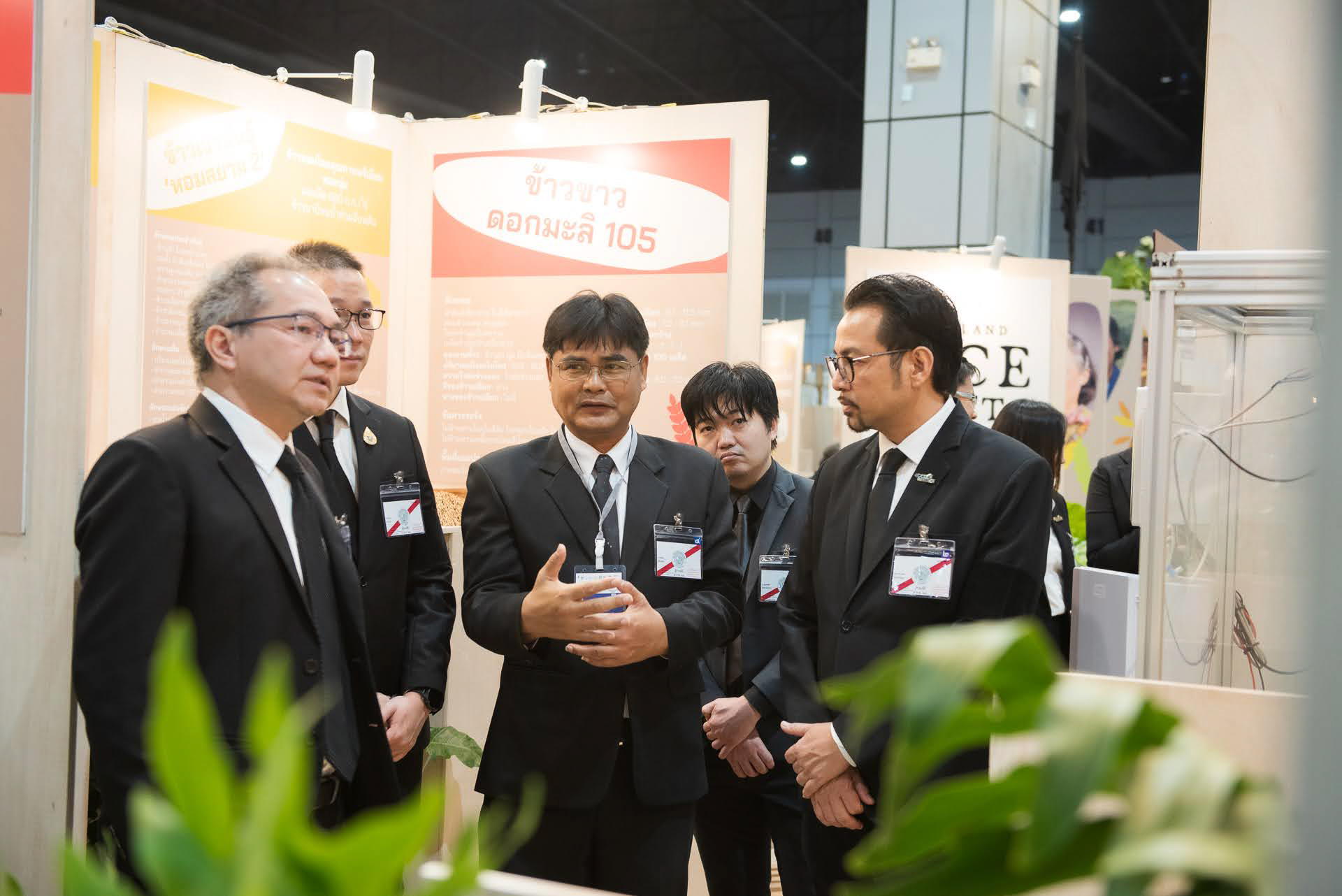 ภาพ: คณะผู้บริหารสนทนาและรับฟังข้อมูลด้านเทคโนโลยีการผลิตข้าวจากเจ้าหน้าที่ในงานนิทรรศการ