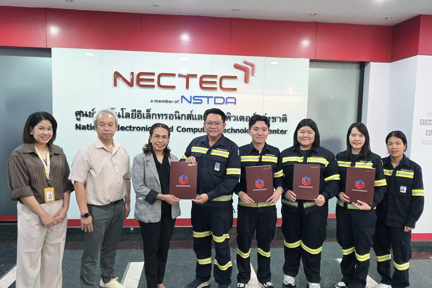 ภาพหมู่ เนคเทค สวทช. โดย DTEC มอบใบรับรองคุณภาพบริการระบบดับเพลิงตามมาตรฐาน NFPA 25 ให้กลุ่มบริษัทเมืองไฟฟ้าวิศวกรรม