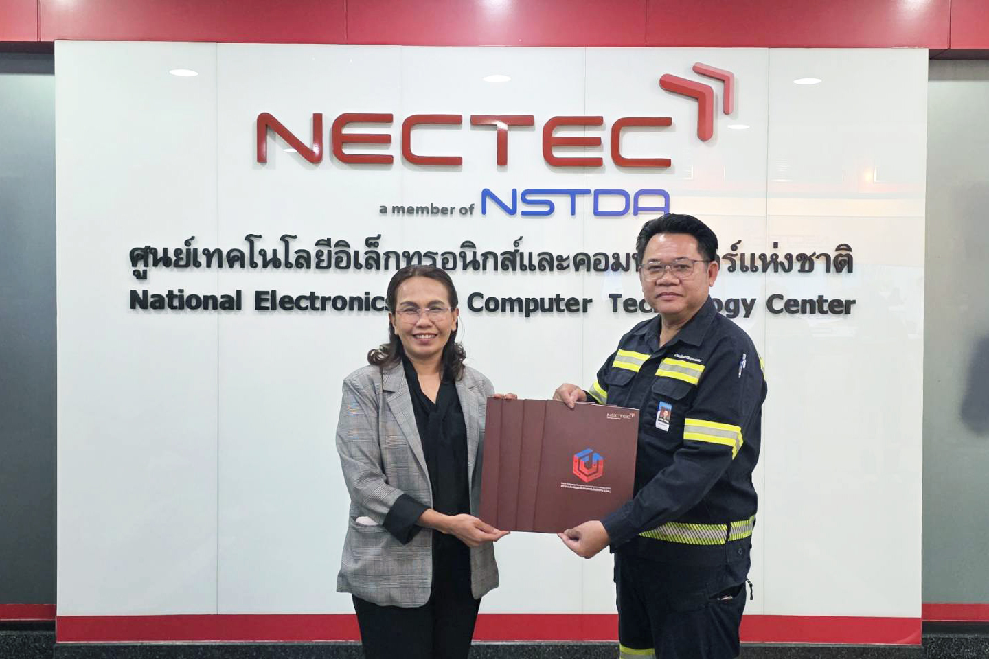 ภาพพิธีมอบใบรับรองคุณภาพผลิตภัณฑ์ ณ อาคารเนคเทค สวทช.