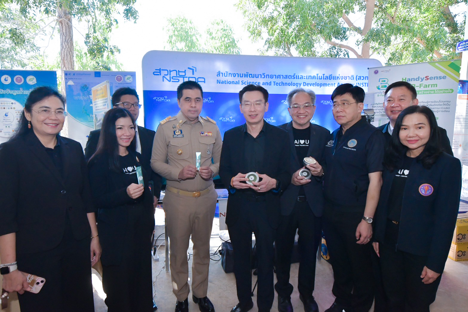 ภาพคณะผู้บริหารกระทรวง อว. และ สวทช. ลงพื้นที่จังหวัดนครราชสีมา ชมนิทรรศการต้นแบบการเลี้ยงไข่ผำด้วยเทคโนโลยี IoT และเกษตรอัจฉริยะ