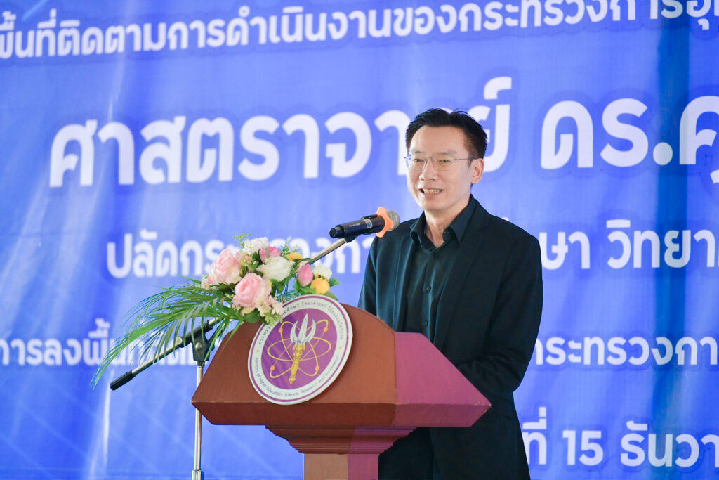 ภาพ ศาสตราจารย์ ดร.ศุภชัย กล่าวที่แท่นโพเดียม