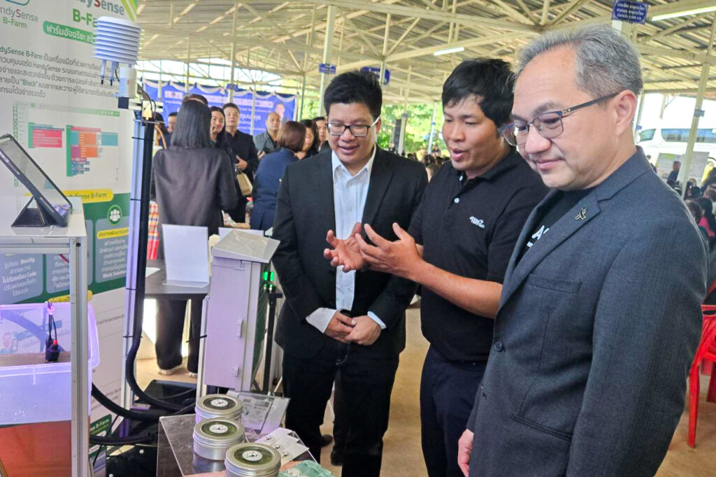 ภาพ ศาสตราจารย์ ดร.ชูกิจ ชมนิทรรศการต้นแบบการเลี้ยงไข่ผำด้วยเทคโนโลยี IoT และเกษตรอัจฉริยะ