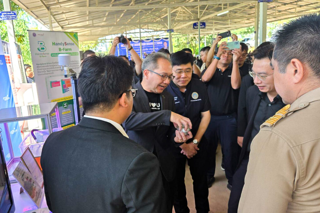 ภาพ ศาสตราจารย์ ดร.ชูกิจ โชว์ไข่ผำด้วยเทคโนโลยี IoT และเกษตรอัจฉริยะ ให้แก่คณะผู้บริหารกระทรวง อว.