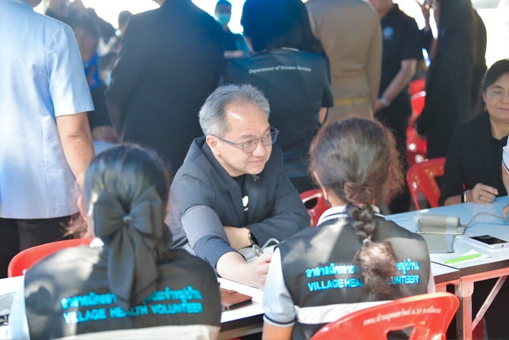 ภาพ ศาสตราจารย์ ดร.ชูกิจ วัดความดันตรวจสุขภาพ โดย อสม