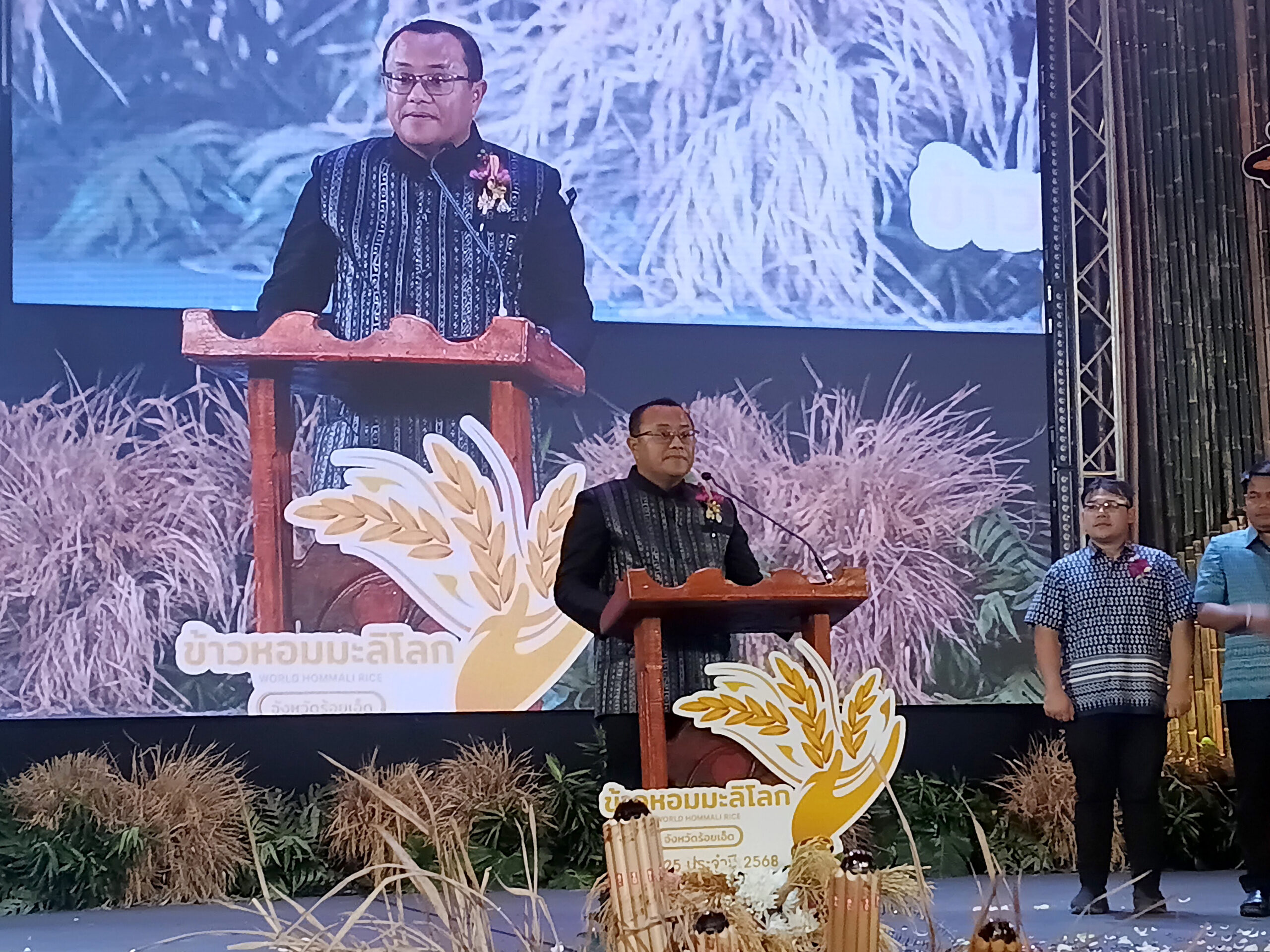 ภาพ: ผู้ว่าราชการจังหวัดร้อยเอ็ดกล่าวเปิดงานเทศกาลข้าวหอมมะลิโลก ครั้งที่ 25 บนเวที