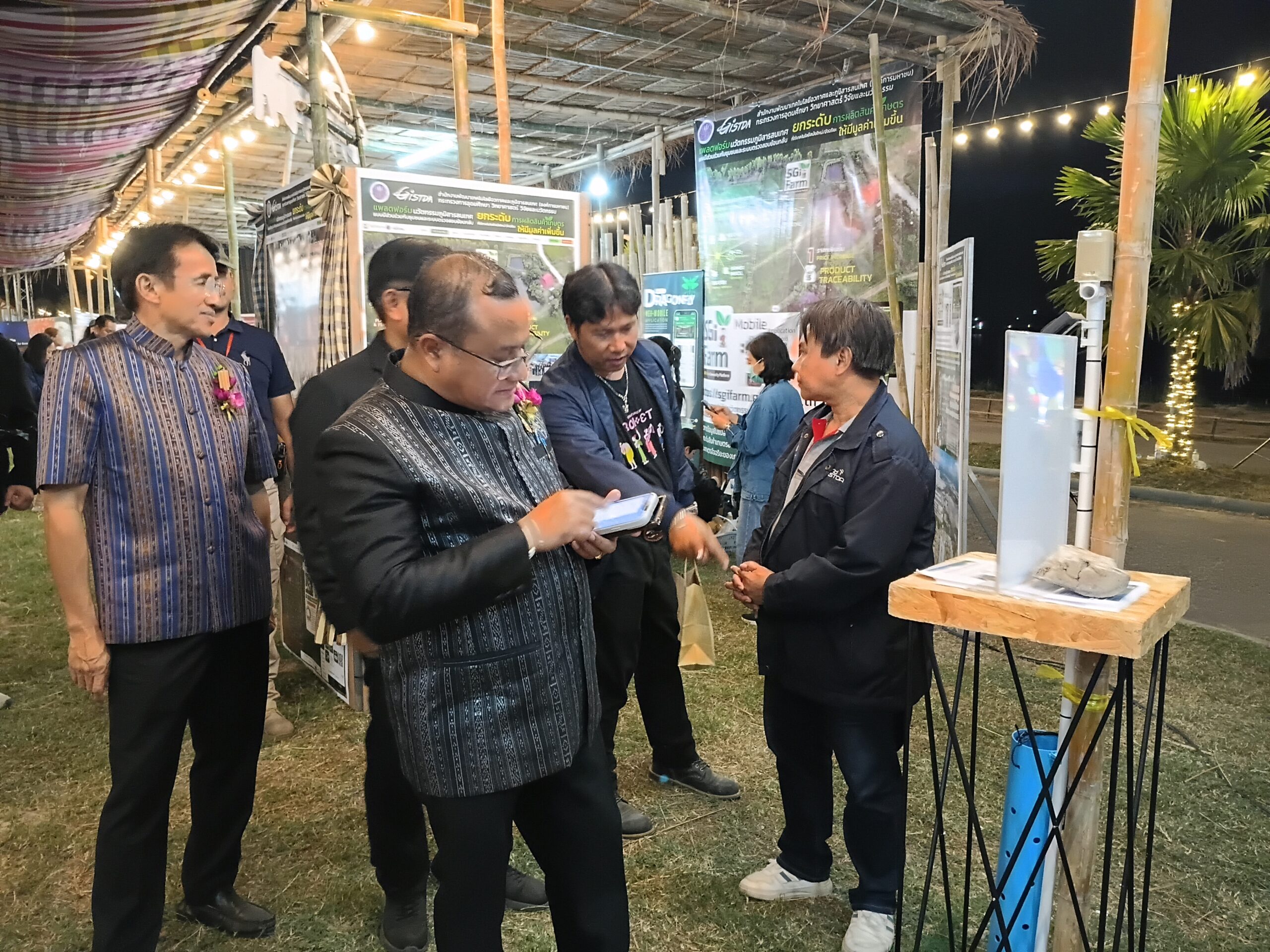 ภาพ: เจ้าหน้าที่ สวทช. กำลังอธิบายการทำงานของกล่องควบคุมระบบ HandySense ให้แก่ผู้สนใจภายในงานเทศกาลข้าวหอมมะลิโลก จังหวัดร้อยเอ็ด