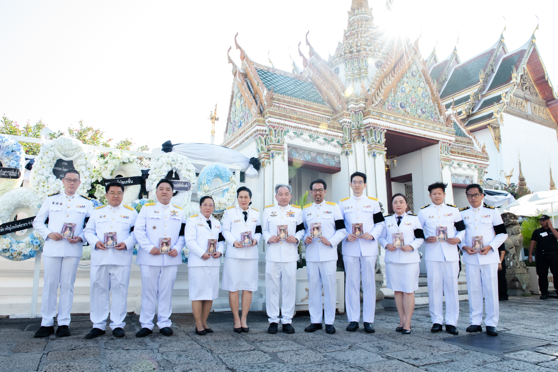 ภาพคณะผู้บริหารและพนักงาน สวทช. วางพวงมาลาถวายสักการะเบื้องหน้าพระโกศ พระบรมศพ สมเด็จพระนางเจ้าสิริกิติ์ พระบรมราชินีนาถ พระบรมราชชนนีพันปีหลวง ณ พระที่นั่งดุสิตมหาปราสาท