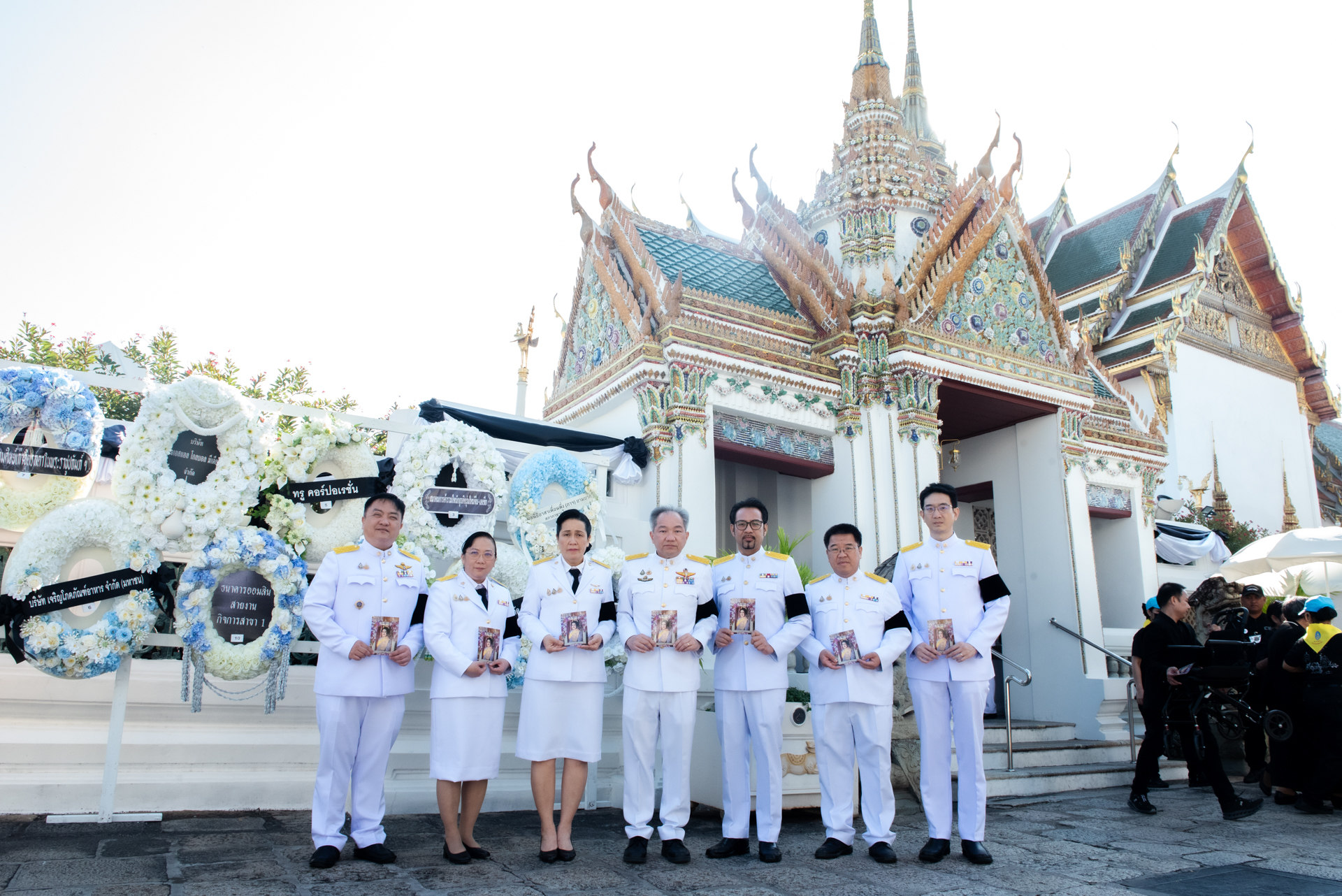 ภาพคณะผู้บริหาร วางพวงมาลาถวายสักการะเบื้องหน้าพระโกศ พระบรมศพ สมเด็จพระนางเจ้าสิริกิติ์ พระบรมราชินีนาถ พระบรมราชชนนีพันปีหลวง ณ พระที่นั่งดุสิตมหาปราสาท