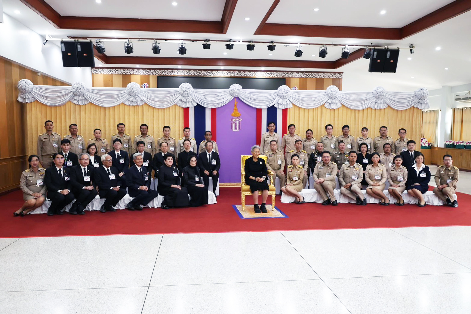 ภาพ สมเด็จพระกนิษฐาธิราชเจ้า กรมสมเด็จพระเทพรัตนราชสุดาฯ ทรงฉายพระบรมฉายาลักษณ์ร่วมกับ คณะผู้บริหาร